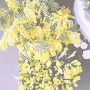 部屋に飾る黄色い花2