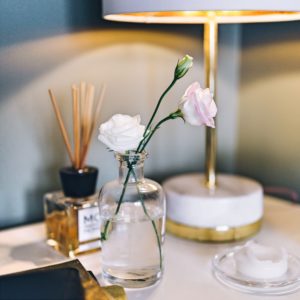 瓶に飾った白いバラ1