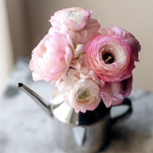 じょうろに挿したピンクの花束1