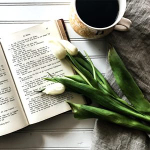 白いチューリップとコーヒー2