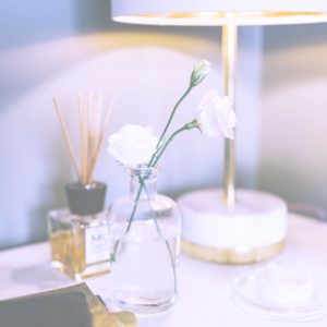 瓶に飾った白いバラ2