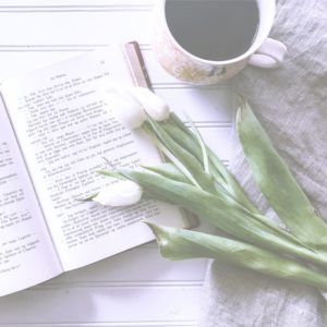 白いチューリップとコーヒー1