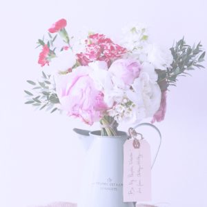 ポットの挿したピンクの花1