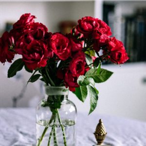 瓶に挿した赤いバラ2