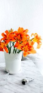 部屋に飾ったオレンジのゆり1