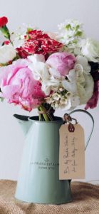 ポットに挿したピンクの花1