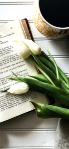 コーヒーと白いチューリップ1