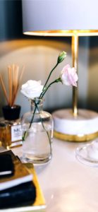 花瓶に挿した白いバラ2