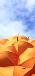 青空とオレンジの傘2