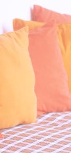 オレンジのクッション2