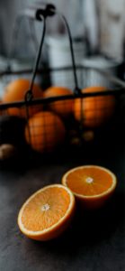 ワイヤーバスケットとオレンジ1