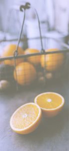 ワイヤーバスケットとオレンジ2