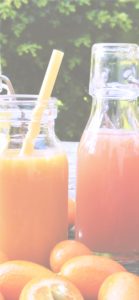 瓶に入ったオレンジジュース1