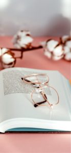 ピンクのメガネと本1