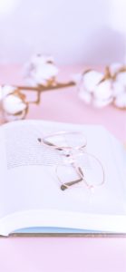 ピンクのメガネと本2