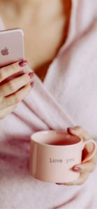 ピンクのマグカップと女性1