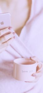 ピンクのマグカップと女性2