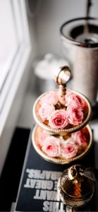 窓際に飾ったピンクのバラ1