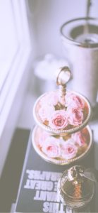 窓際に飾ったピンクのバラ2