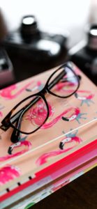 ピンクのノートとメガネ1