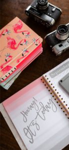ピンクのノートとカメラ1