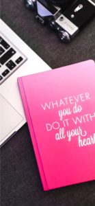 ピンクのノートとパソコン1