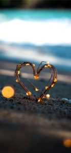 砂浜で光るハート1