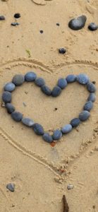 石を並べたハート1