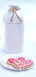 陶器とハートクッキー