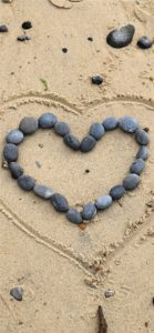 石を並べたハート1