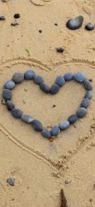 石を並べたハート1