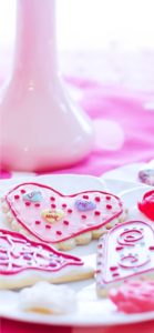 白とピンクのアイシングクッキー1