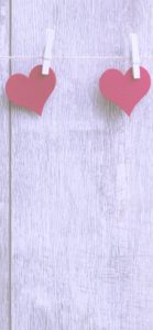 木の壁に赤いハート2