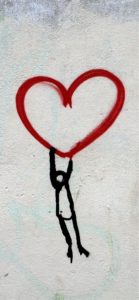 手書きのハートを持つ人1