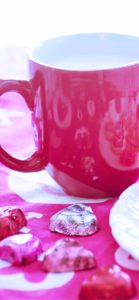 マグカップとハートのチョコレート1