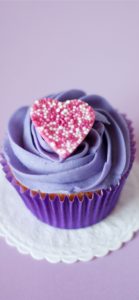 紫のクリームのカップケーキ3