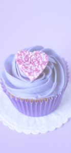 紫のクリームのカップケーキ4