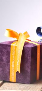 黄色いリボンの紫のプレゼント1