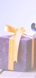 黄色いリボンの紫のプレゼント2