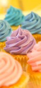 紫のクリームのカップケーキ1