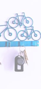 白い壁と自転車のキーフック2