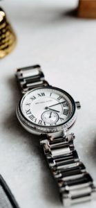 シルバーの腕時計1