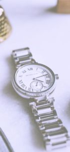 シルバーの腕時計2