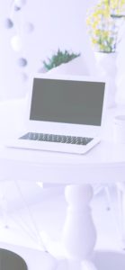白いパソコンとテーブル2