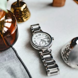 シルバーカラーの腕時計1