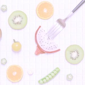 白いタイルと果物2