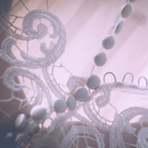 白いレースとくるみボタン1