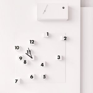 白い壁とアートな時計