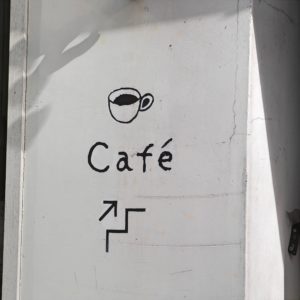 壁に書かれたカフェの案内1