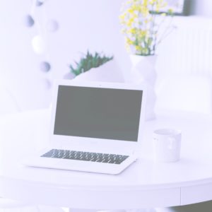 白いパソコンとテーブル2